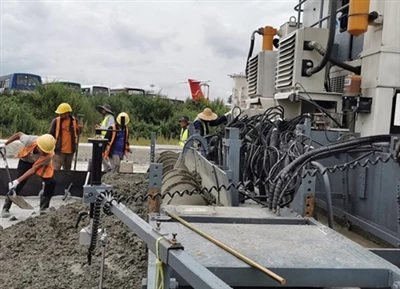 Posuvný finišer AHT6000S použitý v projektu rozšíření letiště
